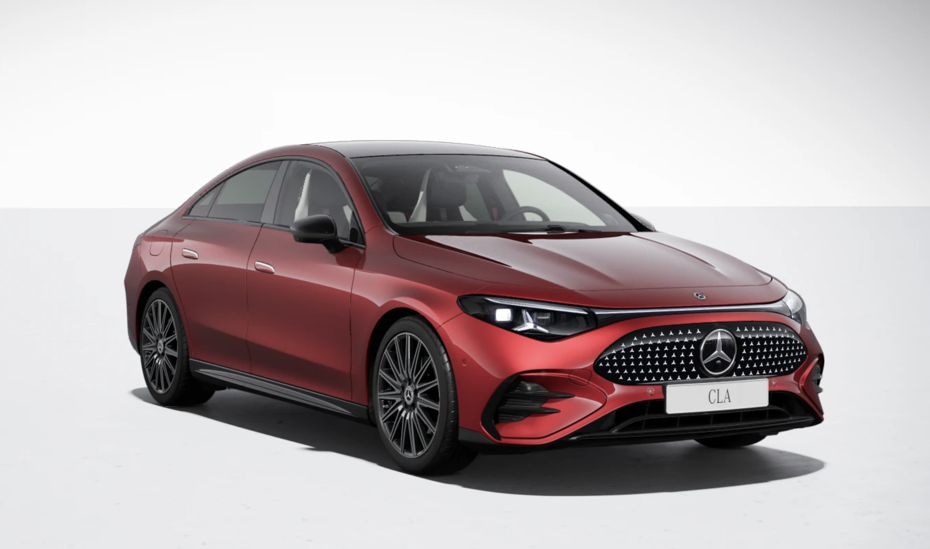 Mercedes-Benz CLA 350 4MATIC EQ v červené metalíze s AMG paketem – prémiový elektromobil s dojezdem 693 km. Objednejte online na AUTOiBUY.com.